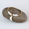 Pulsera bolitas luna blana con perlas resorte